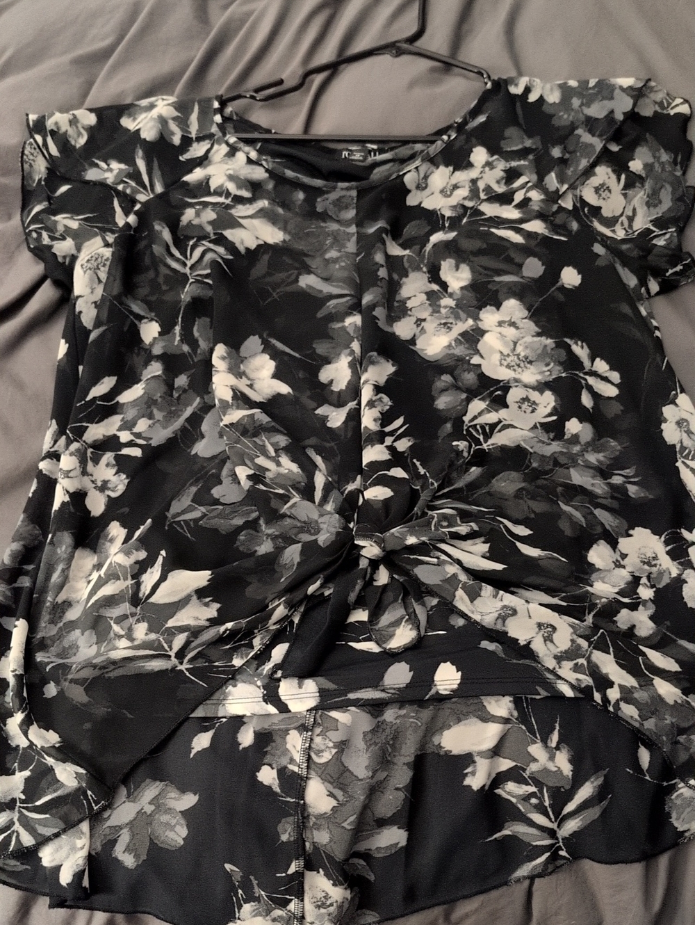 Roz And Ali Black & White Floral Knot-Front Blouse